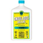 O Lola Ondulados Lola Inc. Shampoo foi pensado para cabelos ondulados. A sua fórmula com Calêndula e Linhaça limpa o cabelo, enquanto ativa o formato natural dos caracóis, definindo e disciplinando, e aumenta a resistência e vitalidade do cabelo. Ainda diminui o frizz e é termo-protetor. O seu cabelo fica mais brilhante e de aspeto saudável. Benefícios: Limpa o cabelo. Ativa o formato natural dos caracóis. Define e disciplina os caracóis. Aumenta a resistência do cabelo. Melhora a vitalidade dos fios. Diminui o frizz. Termo-protetor (solar e térmico). Cabelo mais brilhante. Aspeto mais saudável. Modo de aplicação: Aplicar no cabelo molhado. Massajar suavemente até obter espuma. Passar por água. Repetir o processo. Ingredientes: Aqua/Water/Eau, Disodium Laureth Sulfosuccinate**, Water (and) Linum Usitatissimum (Linseed) Seed Extract (and) Algin**, Zingiber Officinalis Water**, Calendula Officinalis Flower Extract**, Cocamidopropyl Betaine**, Coco-Glucoside (and) Glyceryl Oleate**, Guar Hydroxypropyltrimonium Chloride**, Phenoxyethanol (and) Caprylyl Glycol, Fragrance/Parfum***. ** Fontes naturais. *** Fragrância com Solvente Vegetal. A lista de ingredientes é atualizada regularmente, pelo que recomendamos a consulta dos mesmos na embalagem do seu produto.