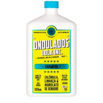 O Lola Ondulados Lola Inc. Shampoo foi pensado para cabelos ondulados. A sua fórmula com Calêndula e Linhaça limpa o cabelo, enquanto ativa o formato natural dos caracóis, definindo e disciplinando, e aumenta a resistência e vitalidade do cabelo. Ainda diminui o frizz e é termo-protetor. O seu cabelo fica mais brilhante e de aspeto saudável. Benefícios: Limpa o cabelo. Ativa o formato natural dos caracóis. Define e disciplina os caracóis. Aumenta a resistência do cabelo. Melhora a vitalidade dos fios. Diminui o frizz. Termo-protetor (solar e térmico). Cabelo mais brilhante. Aspeto mais saudável. Modo de aplicação: Aplicar no cabelo molhado. Massajar suavemente até obter espuma. Passar por água. Repetir o processo. Ingredientes: Aqua/Water/Eau, Disodium Laureth Sulfosuccinate**, Water (and) Linum Usitatissimum (Linseed) Seed Extract (and) Algin**, Zingiber Officinalis Water**, Calendula Officinalis Flower Extract**, Cocamidopropyl Betaine**, Coco-Glucoside (and) Glyceryl Oleate**, Guar Hydroxypropyltrimonium Chloride**, Phenoxyethanol (and) Caprylyl Glycol, Fragrance/Parfum***. ** Fontes naturais. *** Fragrância com Solvente Vegetal. A lista de ingredientes é atualizada regularmente, pelo que recomendamos a consulta dos mesmos na embalagem do seu produto.