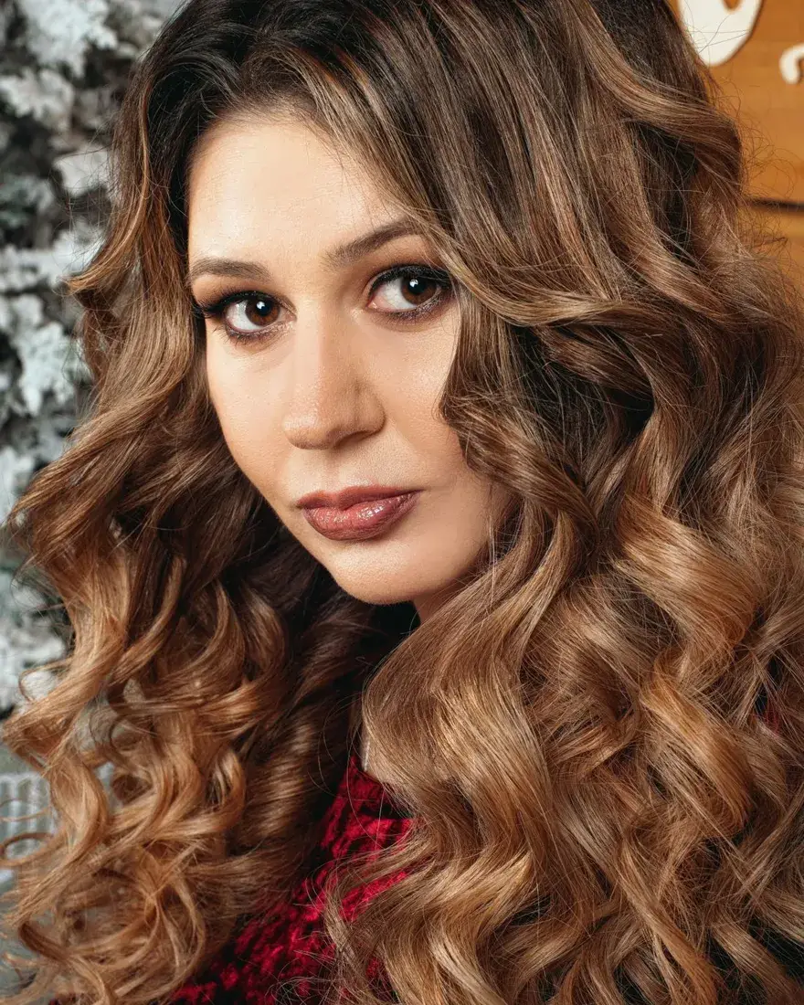 Mulher com cabelo ondulado ao vento